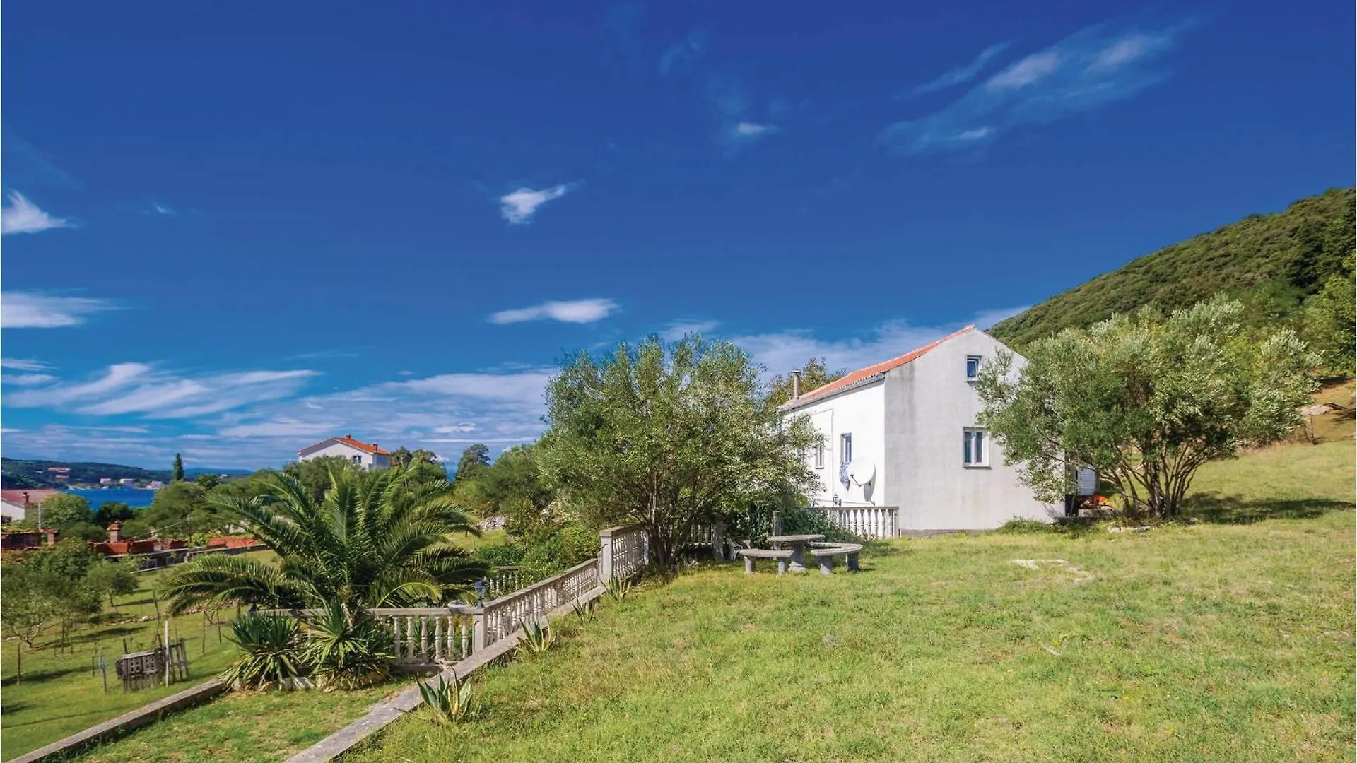 3 Bedroom Awesome Home In Supetarska Draga contacts
